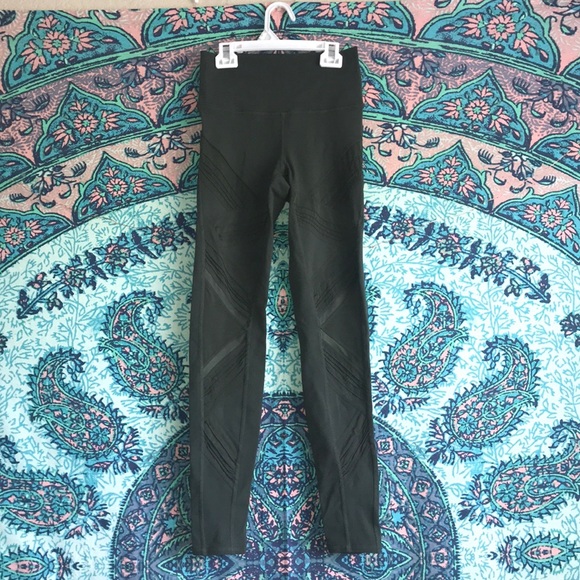 Alo Yoga High Waisted Ultimate Leggings - Picture 3 of 8